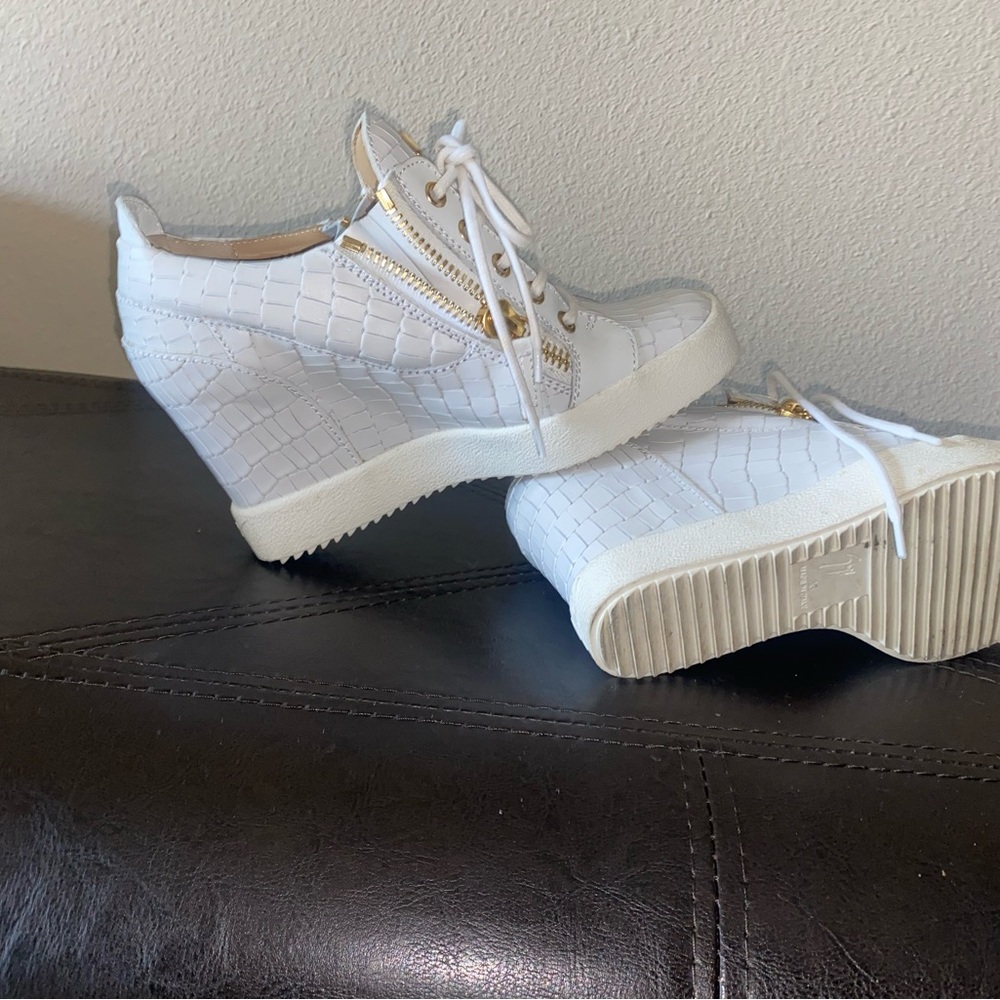 Shoes very good condition and almost new